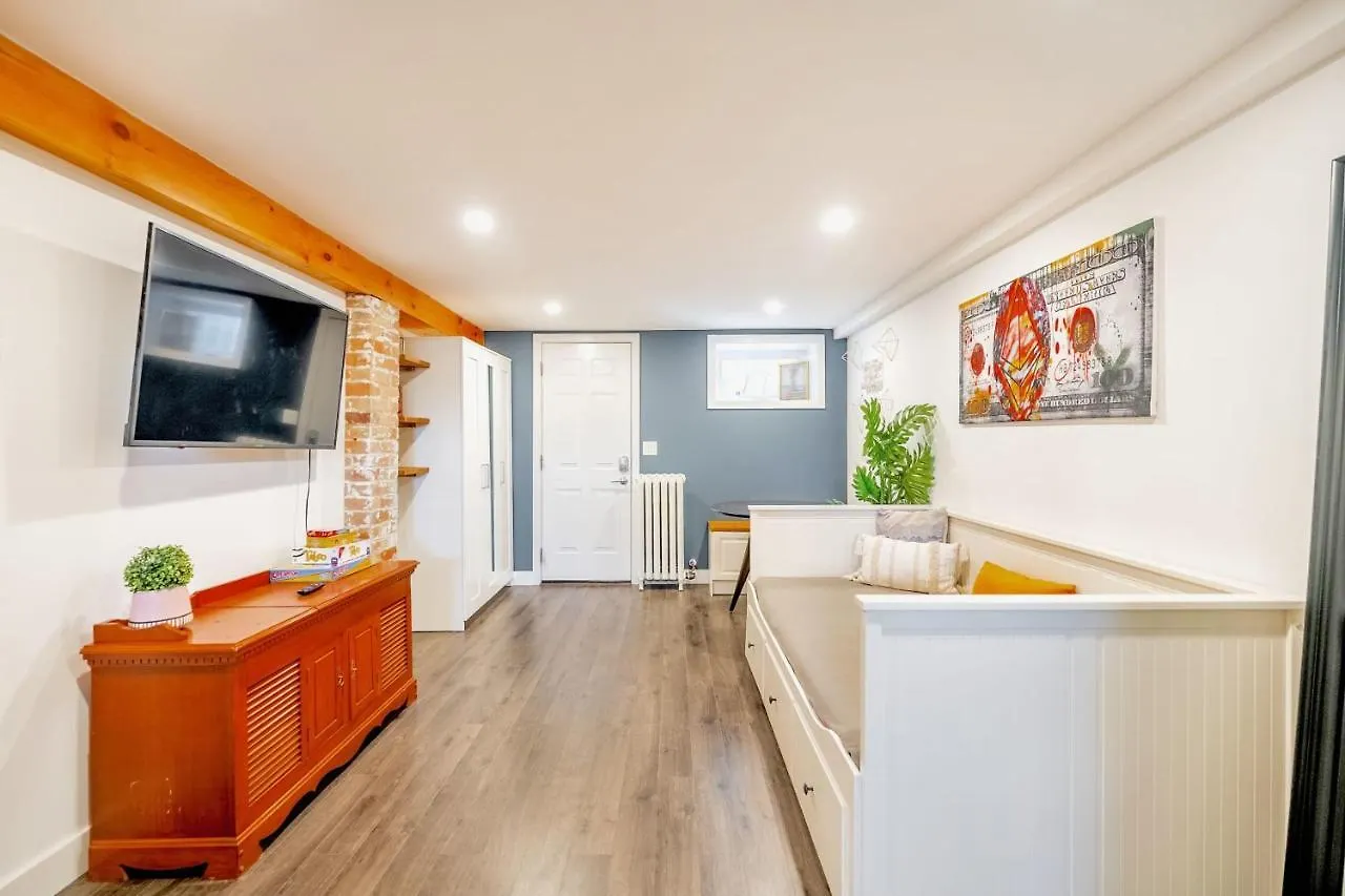 Spacious 1Br Suite Just Minutes From High Park Toronto Apartment