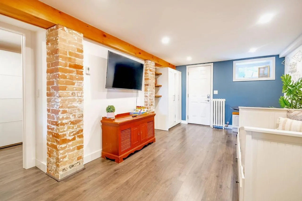 Spacious 1Br Suite Just Minutes From High Park Toronto Apartment
